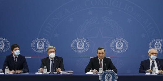 Lotta al Covid 19, Draghi indica la direzione: «Sì all’obbligo vaccinale e alla terza dose»