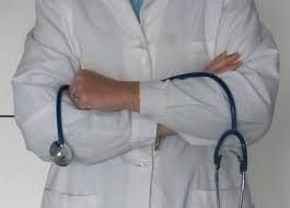 Certificati falsi per truffare le assicurazioni, tre medici in manette