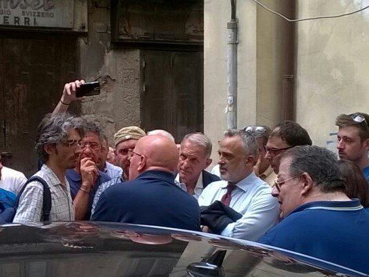 Oliverio "accerchiato" dagli ambientalisti: «Chiuda la discarica di Celico»