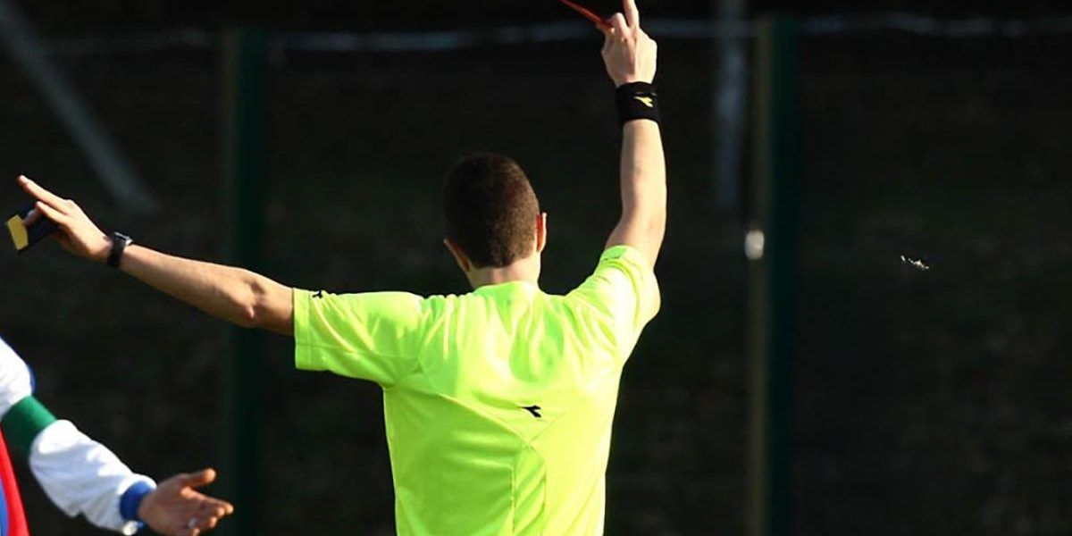 Arbitro aggredito e derubato a Crotone: violenza choc nel campionato di Prima Categoria