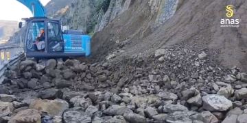 Bagnara Calabra, lavori senza sosta sulla SS 18 per mettere in sicurezza la statale dai massi – VIDEO