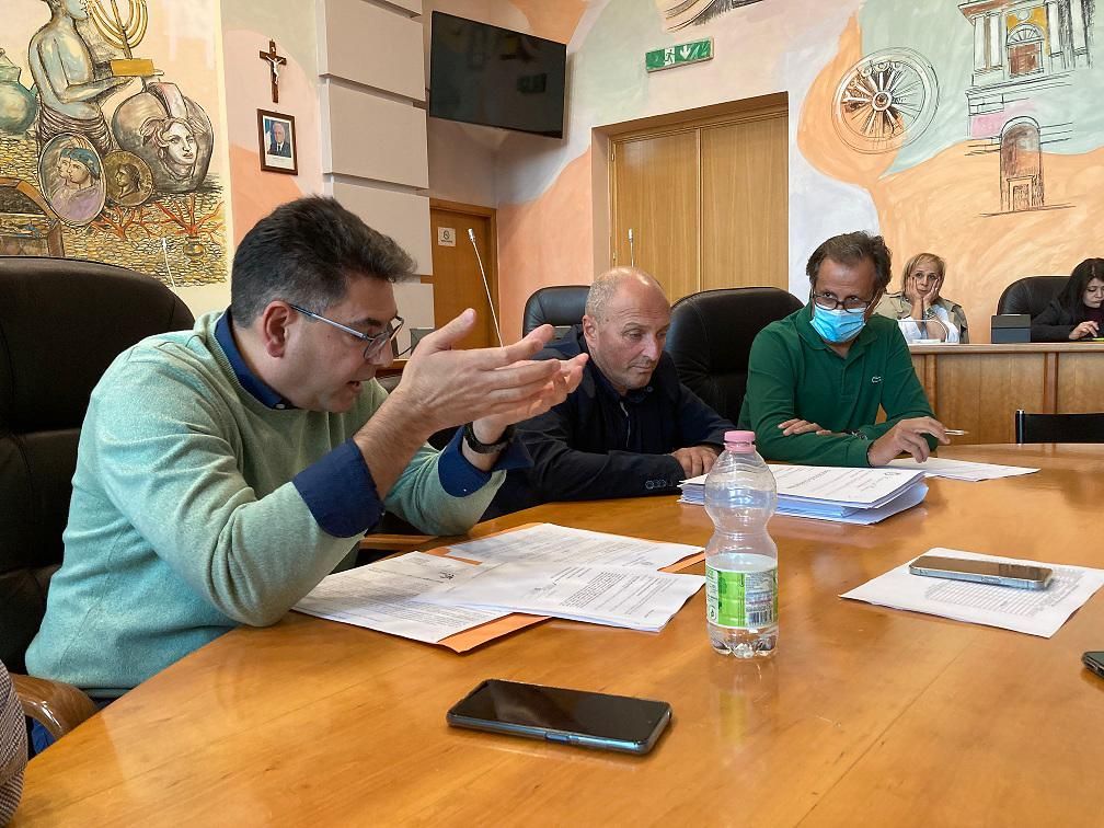 Cosenza, votate le pratiche di bilancio. Domani il Consiglio comunale