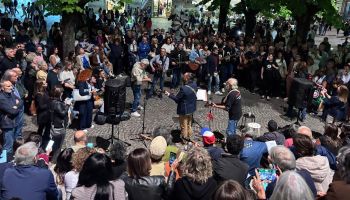 In centinaia con le chitarre in piazza a Cosenza per cantare i successi di Francesco Guccini – FOTO E VIDEO