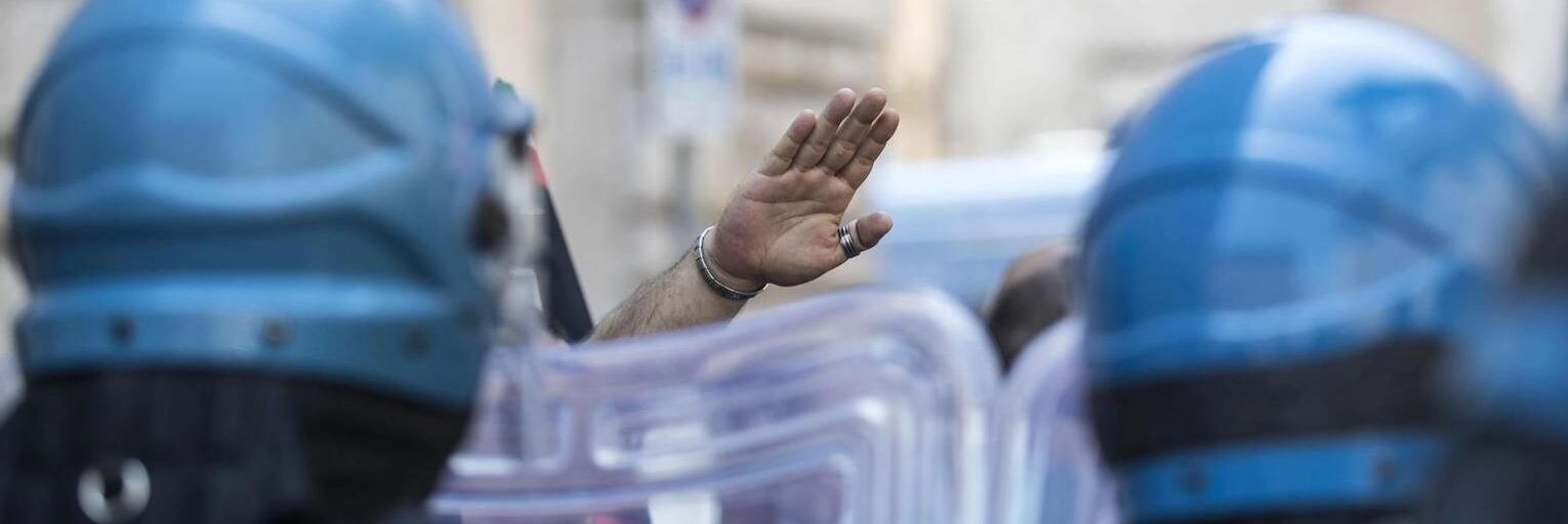 Inneggiavano (anche) ad Hitler, 24 indagati a Ferrara