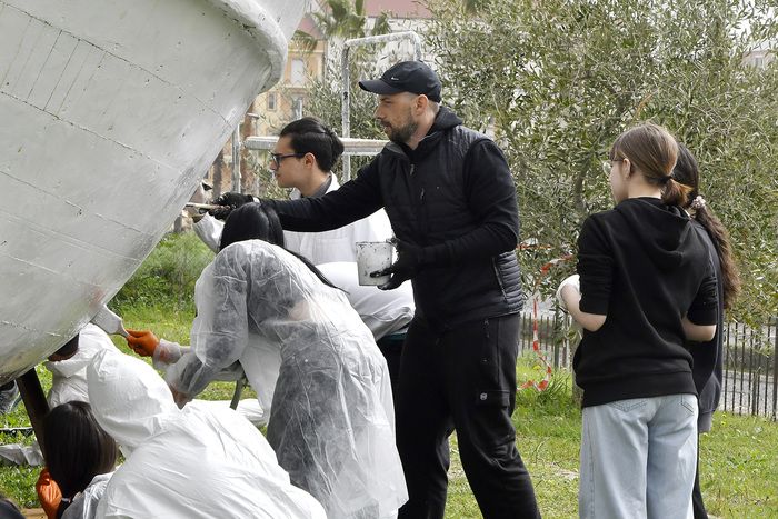 Da carretta del mare a opera d’arte dedicata ai migranti: Massimo Sirelli al lavoro a Crotone