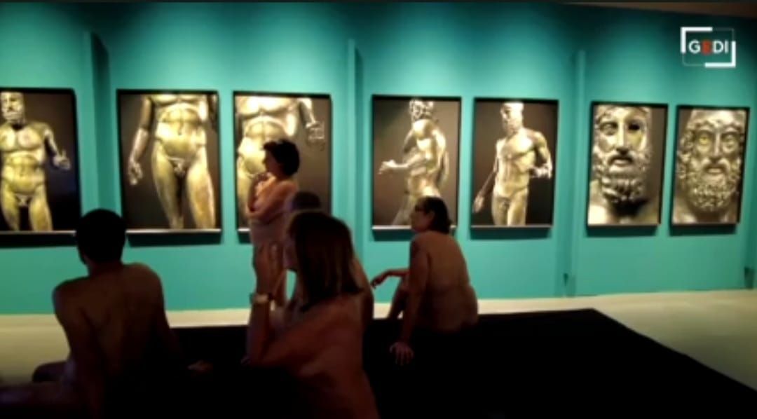 Bronzi di Riace, a Barcellona nudi davanti alle foto in sintonia con i due guerrieri  – FOTO