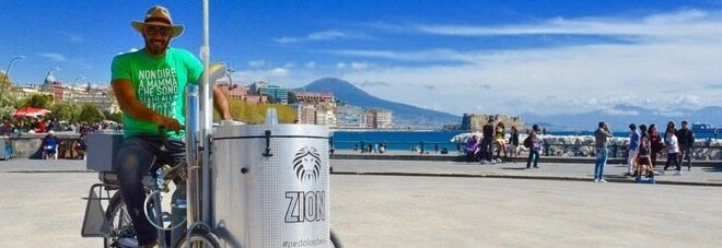 Amaurys Perez sul lungomare di Napoli con la birra "made in Cosenza"