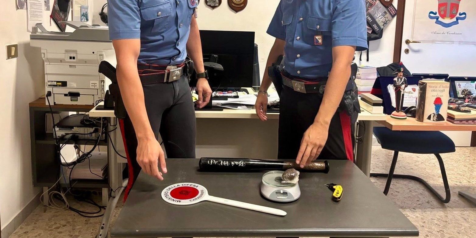 Droga, coltello e mazza da baseball in macchina, e minacce ai carabinieri. Un arresto e una denuncia a Crotone