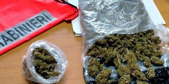 Presi dopo un inseguimento sulla statale 106 con la droga in auto