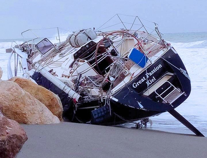 Cadavere sulla spiaggia, forse è il diportista disperso