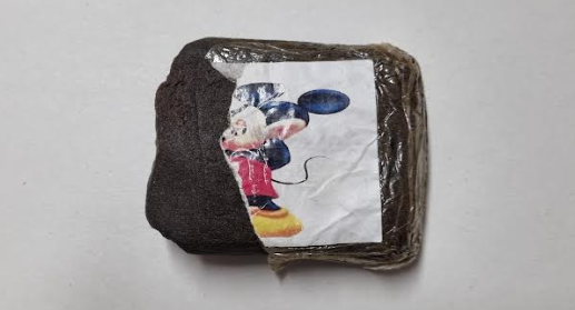 Vede i carabinieri e getta un panetto di hashish, un arresto a Isola Capo Rizzuto