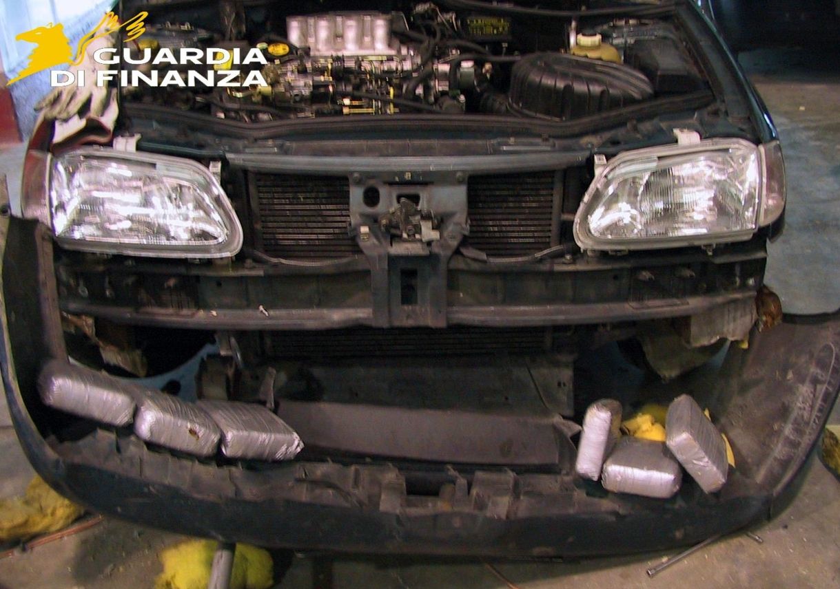 La “soffiata” ripagata con 60kg di droga: i rapporti tra il pusher e il poliziotto calabrese