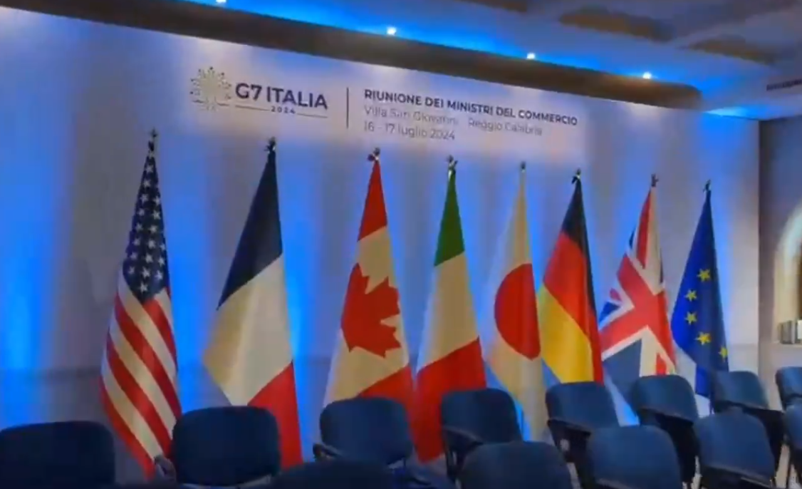 I Grandi in una bolla e il turista rimasto a piedi in aeroporto: cronache estive dalla Calabria bifronte