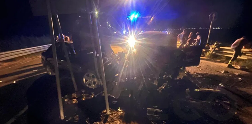 Scontro tra due auto nella notte a Cassano allo Jonio, due feriti