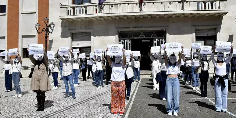 Crotone, flash mob dei lavoratori Konecta con maschera bianca: «Non siamo fantasmi»