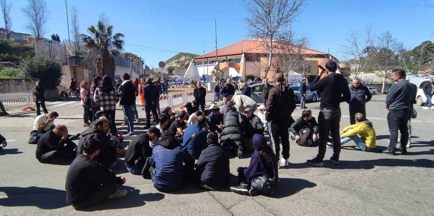 Trasferimento salme da Crotone, 25 famiglie accettano la destinazione Bologna. Ma il sit-in prosegue