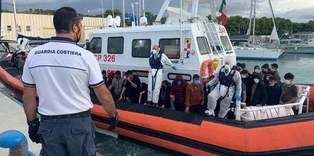 Sbarchi a Roccella, «indicare una nuova struttura per l’accoglienza dei migranti»