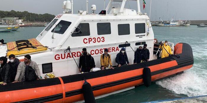 Migranti, in 55 approdano nel Catanzarese su una barca a vela