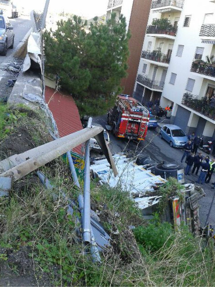 Giù dal cavalcavia e finisce su un`auto