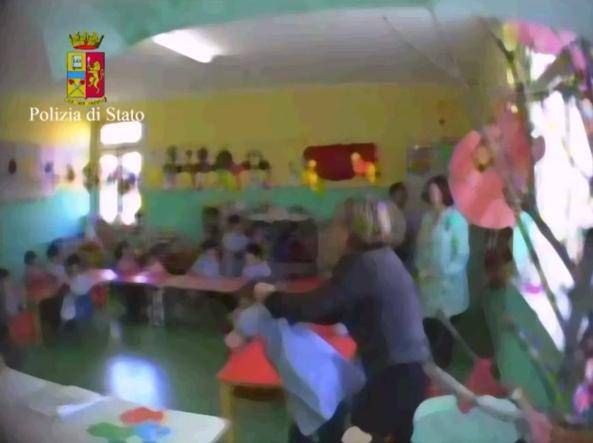 Schiaffi e minacce di morte a bimbi, sospese due maestre