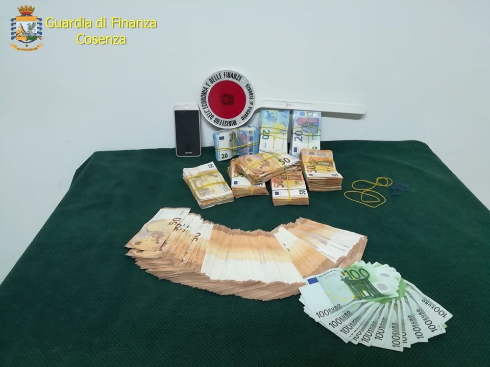 In viaggio con 74mila euro, denunciato 45enne nel Cosentino