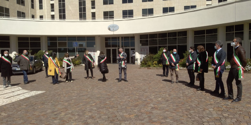 Certezze sulla campagna di vaccinazione. Sit-in dei sindaci del Cosentino alla Cittadella – FOTO