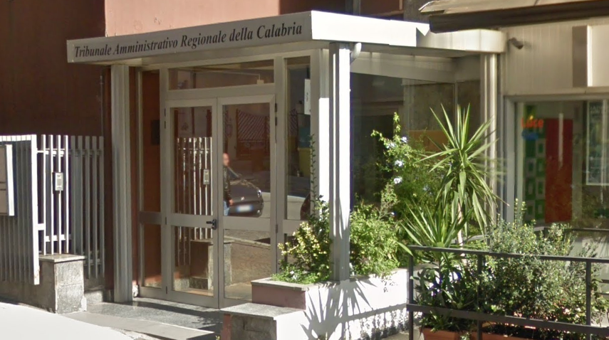 Distributori automatici no-stop a Soverato, ordinanza illegittima: il Tar condanna il Comune