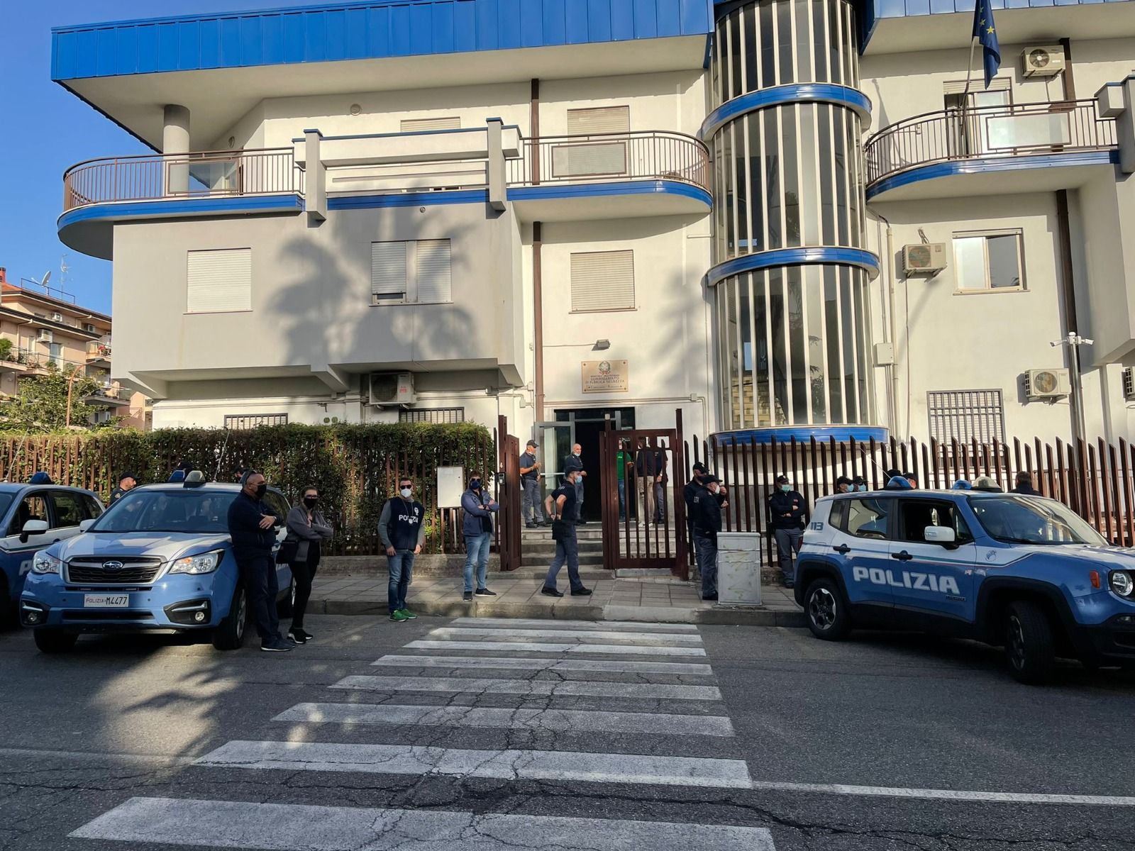 Corigliano Rossano, bottiglie incendiarie ritrovate in tre farmacie