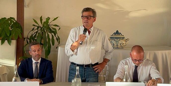 Calenda: «Ripartire dal Sud, la nostra è una rivoluzione culturale che si fonda sulla serietà delle proposte» – FOTO