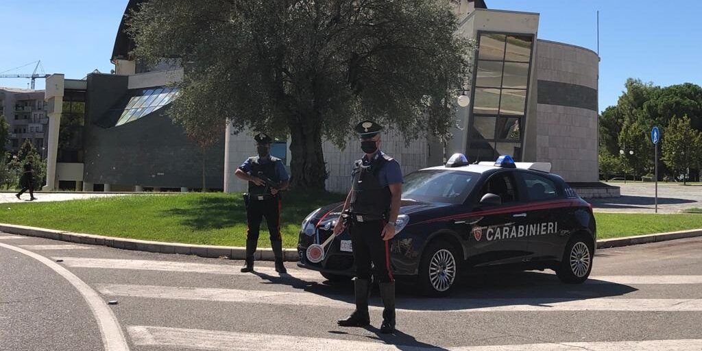 Fugge al posto di controllo e getta una pistola dal finestrino, arrestato dai carabinieri