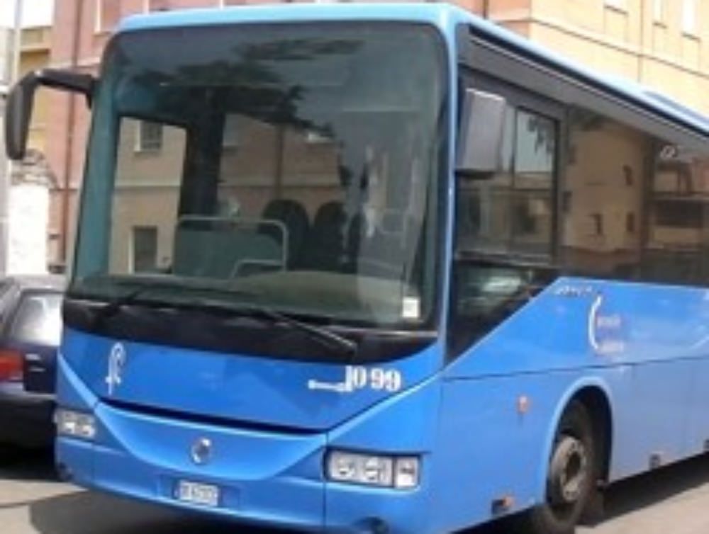 Protesta a Falconara Albanese: bloccati gli autobus