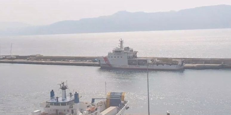 La nave “Diciotti” attracca al porto di Reggio Calabria con 617 migranti