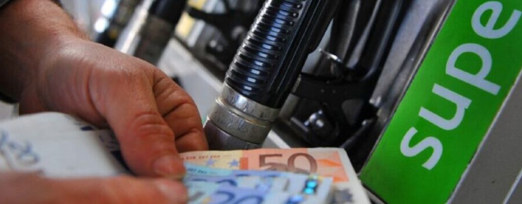 Carburanti, per un pieno quasi 2 euro in più in 7 giorni