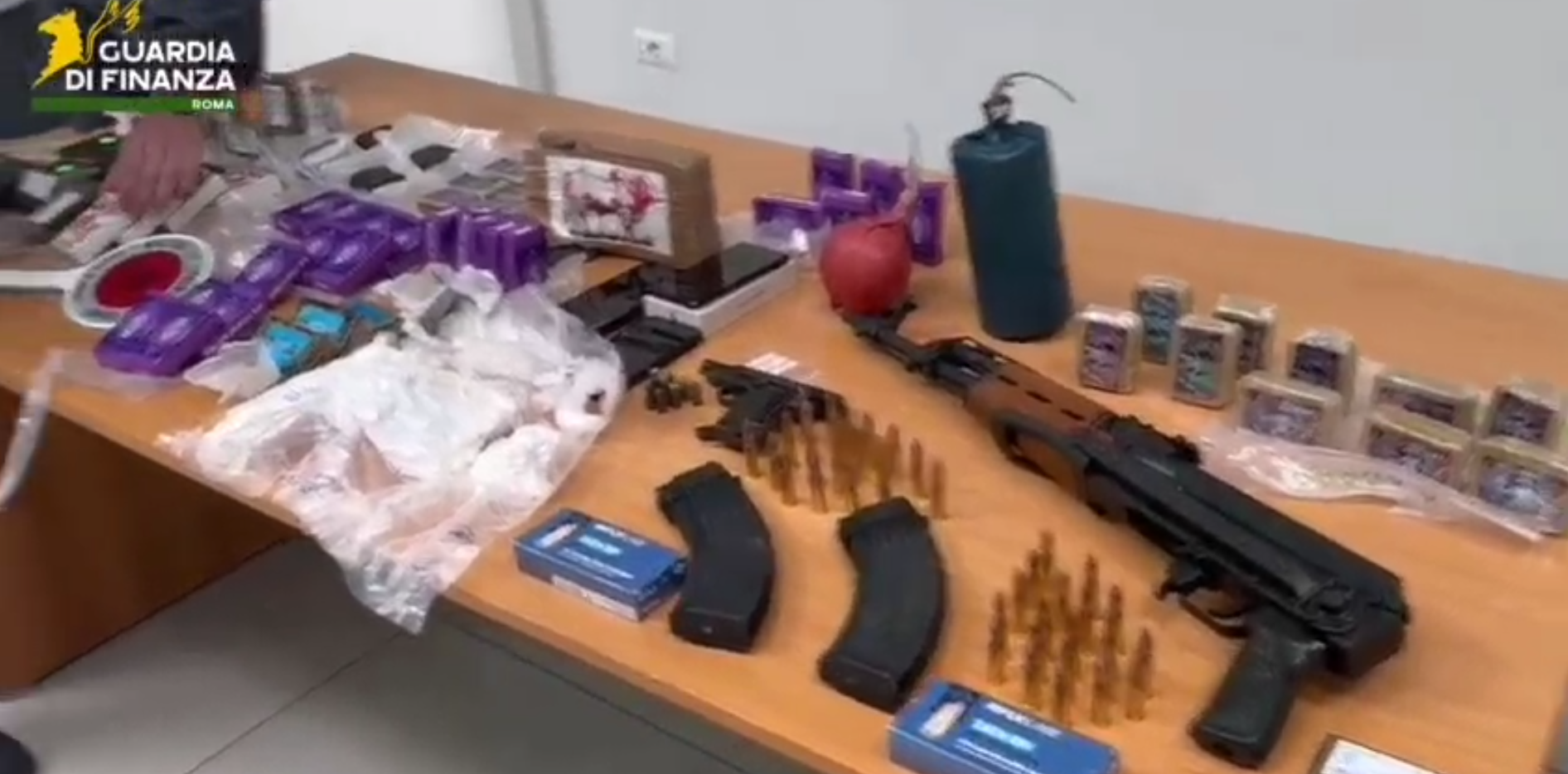 Nascondeva in casa 8 kg di droga, esplosivi, una pistola e un fucile