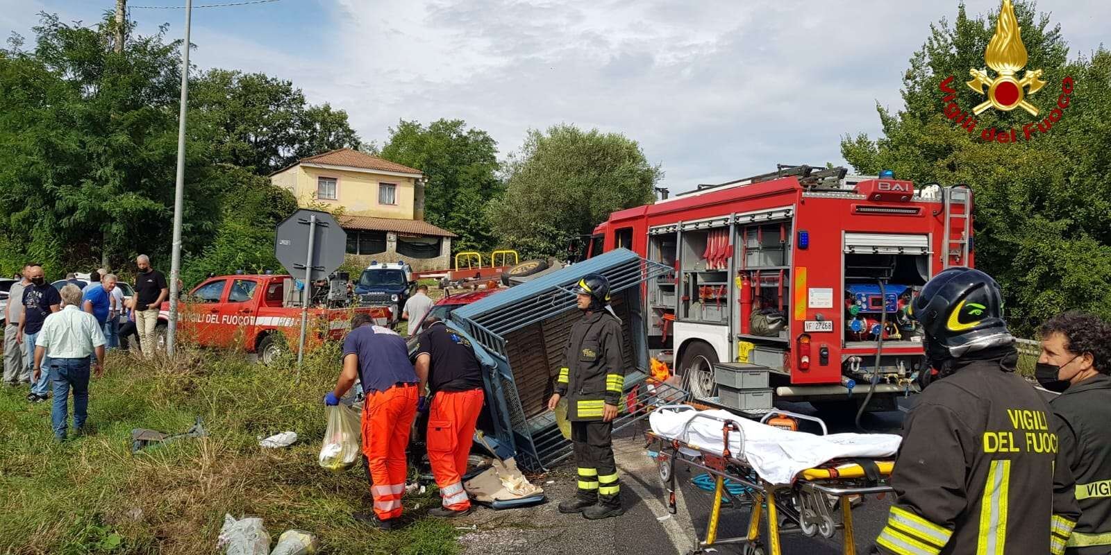 Scontro auto-motoape sulla statale 18 a Ionadi, due feriti gravi