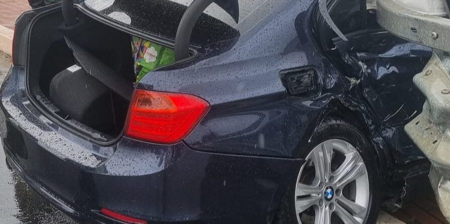 Crotone, auto finisce fuori strada: tre feriti