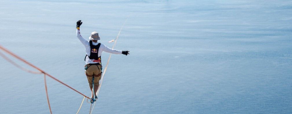 Jaan Roose compie l’impresa: attraversato lo Stretto sulla fune