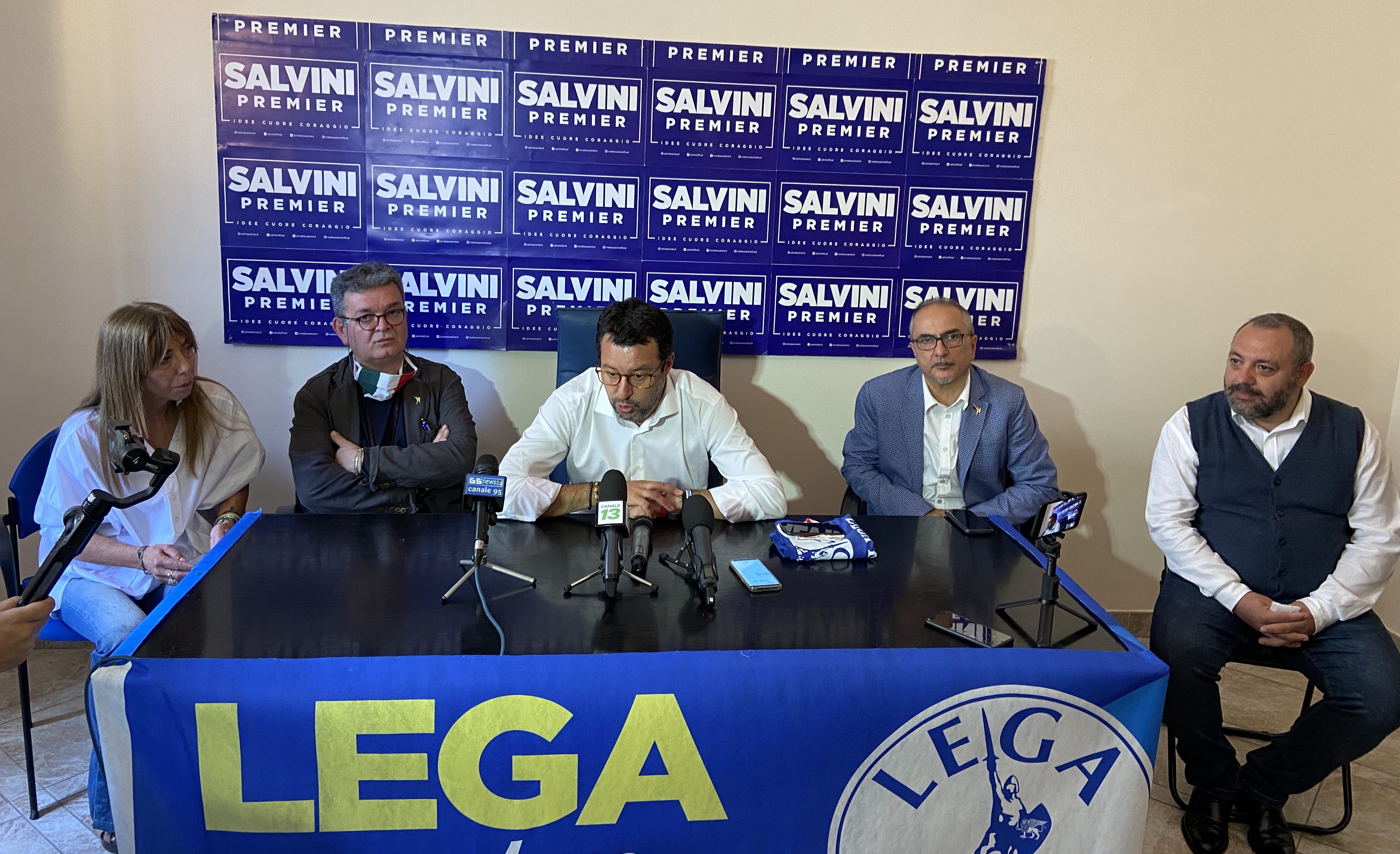 Matteo Salvini inaugura la sede della Lega a Reggio Calabria: «Il Ponte s'ha da fare»