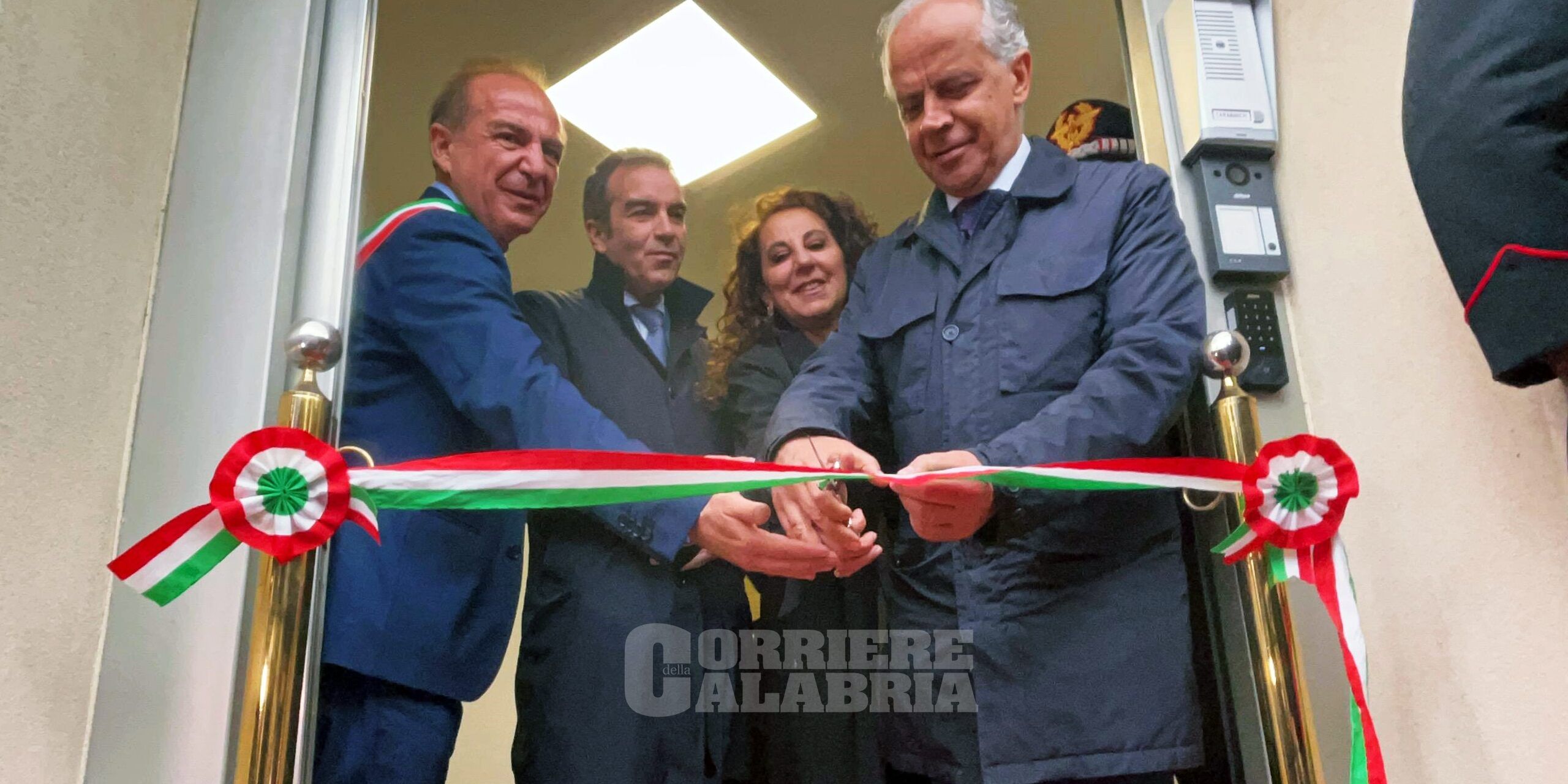 Da edificio dei clan a stazione dei Carabinieri. «Ciò che la ‘ndrangheta ha costruito deve essere distrutto» – FOTO E VIDEO