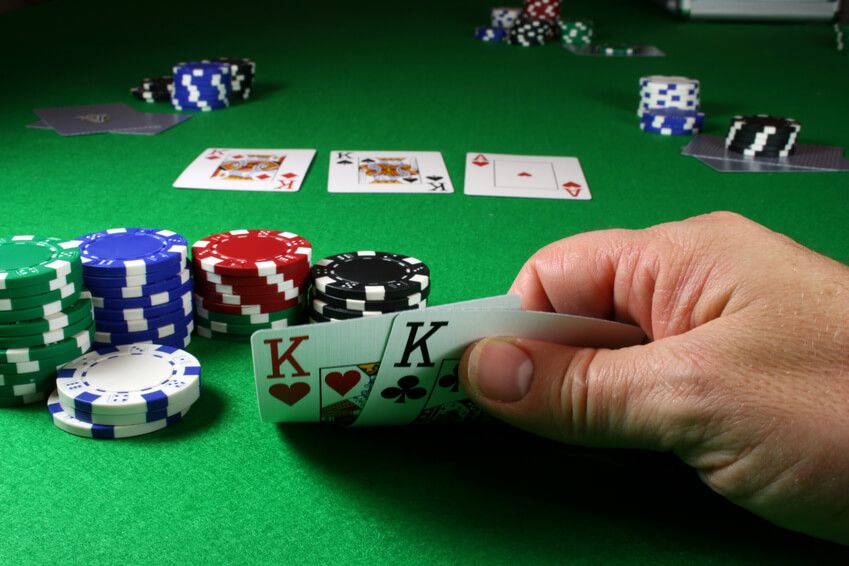 L’ingegnere e il poliziotto con la passione per il Texas Hold’Em. Così la ‘ndrangheta ha messo le mani sul gaming