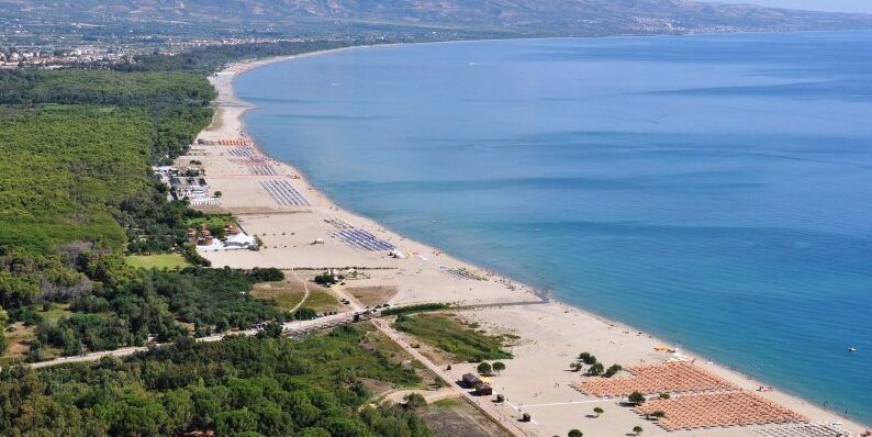 Attentati ai resort, le mani della «gente di Cassano» sul turismo nella Sibaritide