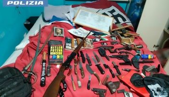 Armi, bandiere con svastiche e libri su Hitler in casa, arrestato