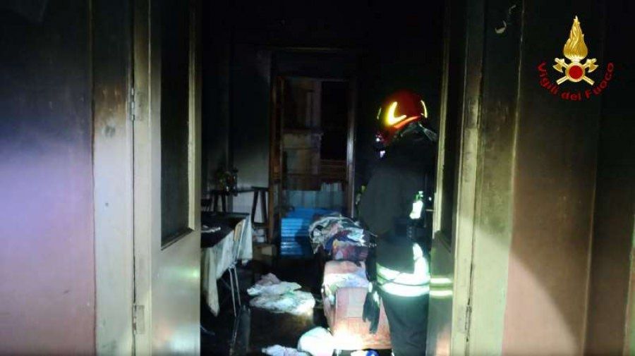 Casa disabitata in fiamme tra i vicoli di Gerocarne