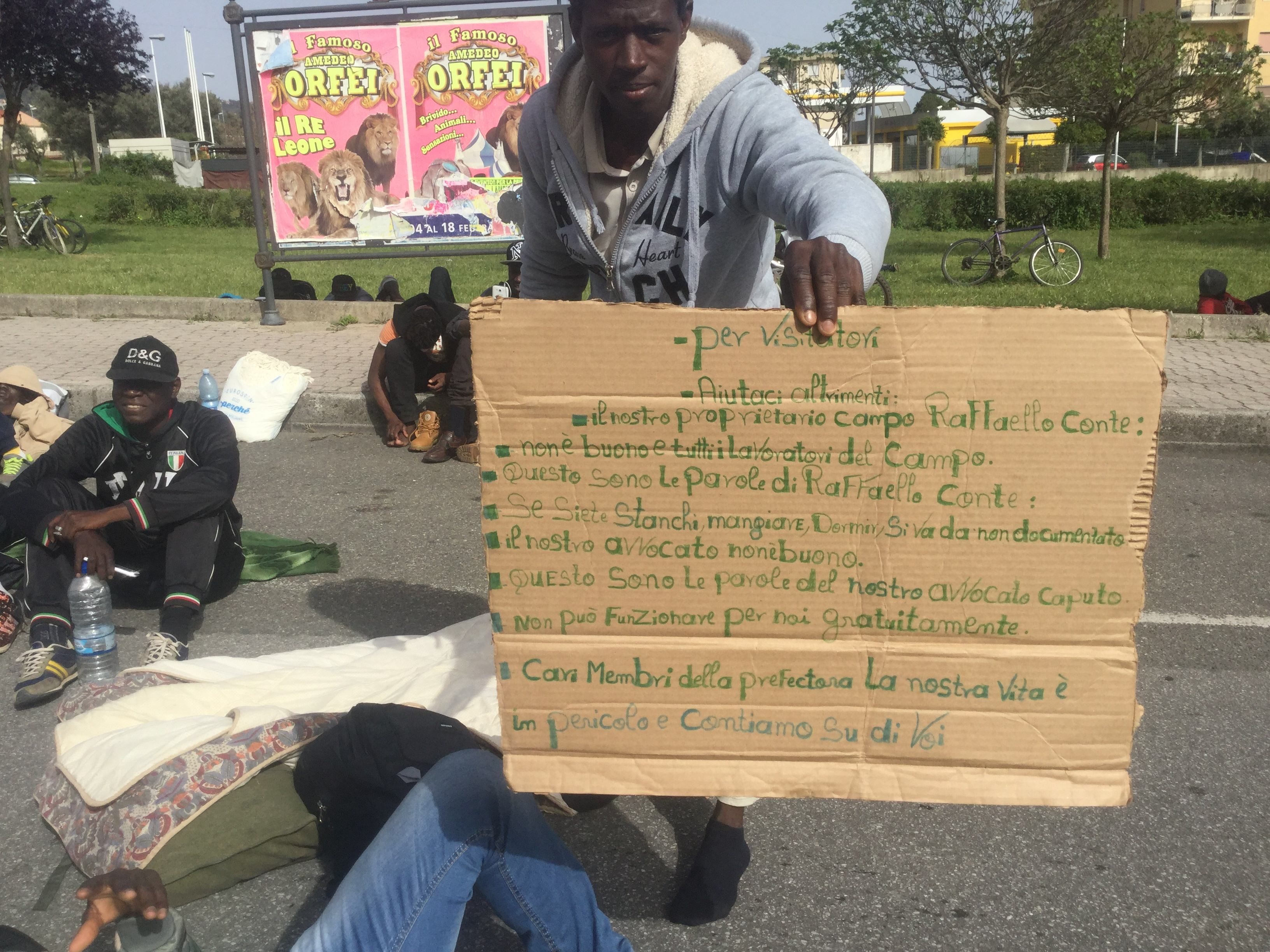 Protesta dei migranti a Lamezia Terme