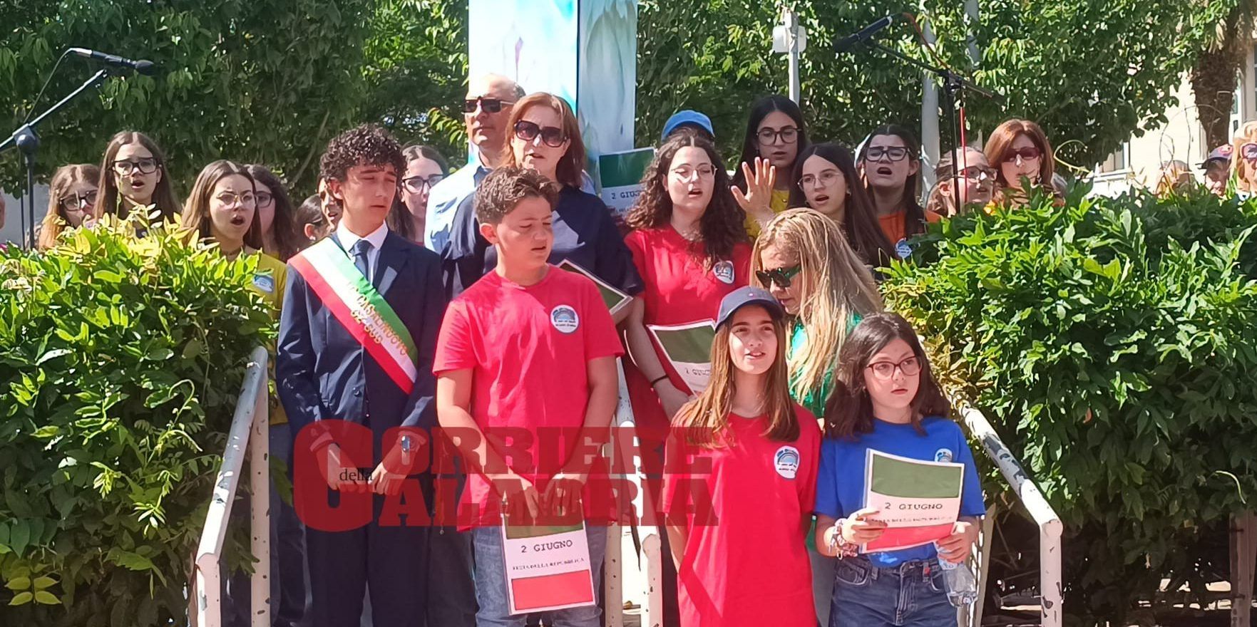 Il 2 giugno a Catanzaro, studenti protagonisti: «Viva l’Italia, viva la gente, libera oggi, libera sempre» – FOTO