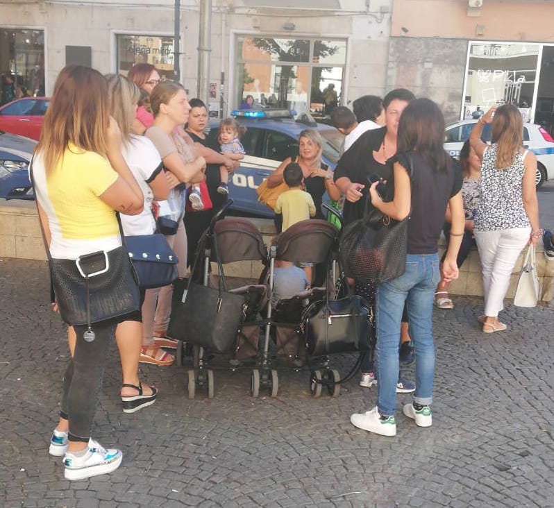 Il trasporto scolastico non c'è, mamme in rivolta a Crotone – VIDEO