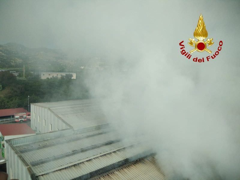 Arpacal: «L’incendio all’impianto di rifiuti di Siderno non ha sprigionato microinquinanti»