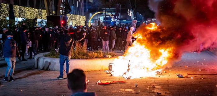 Covid, proteste a Rotterdam. La polizia spara: due feriti