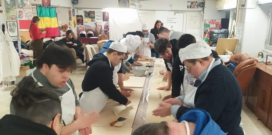 “ImpastiAmo i Maccabbùoni”: il pranzo solidale al V’Incanto di Cosenza