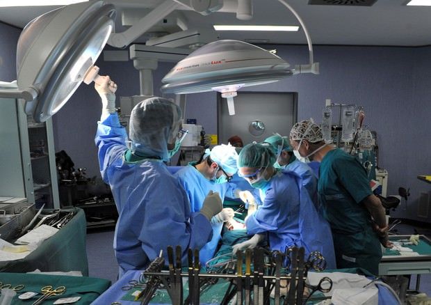 Trapianto per un calabrese positivo al Covid da un donatore infetto, «piccolo miracolo» a Torino